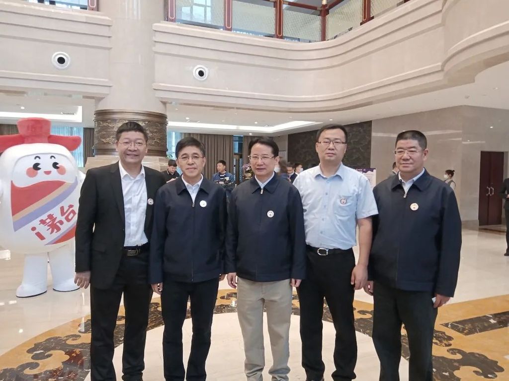 图2：公司党委书记、总经理陈伟峰、第八分公司总经理汪文军与茅台集团领导合影.jpg