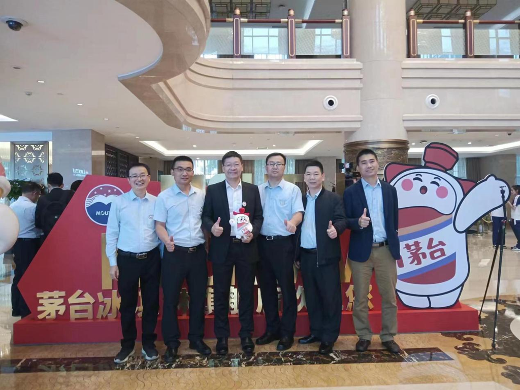 图3：公司党委书记、总经理陈伟峰等一行于发布会现场合影.png