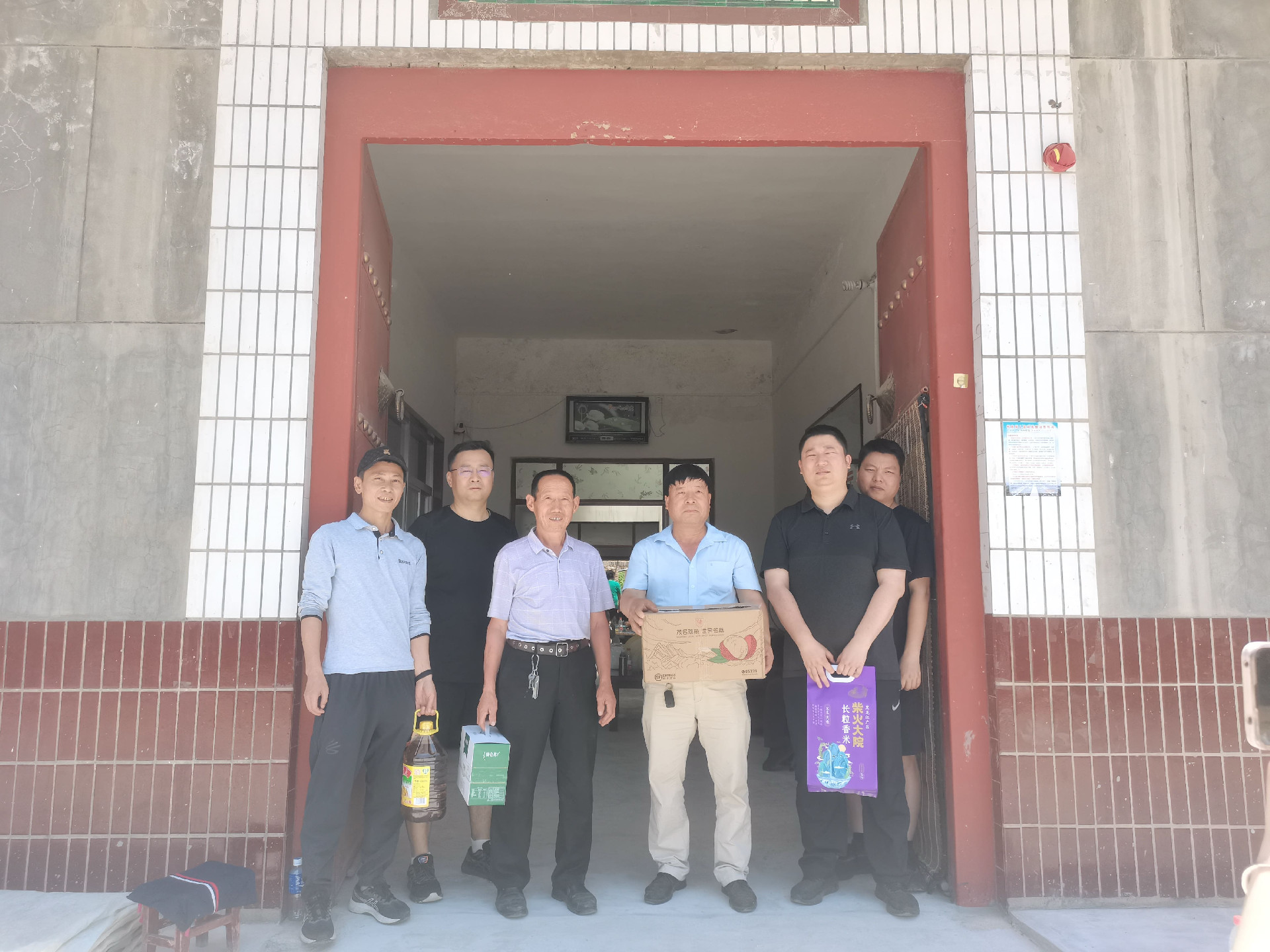 图3：慰问群众.jpg