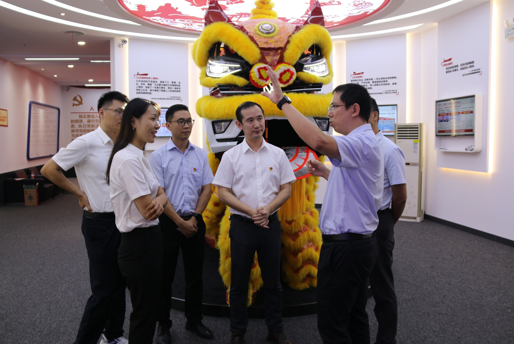 图4：结对双方在展馆参观交流.JPG